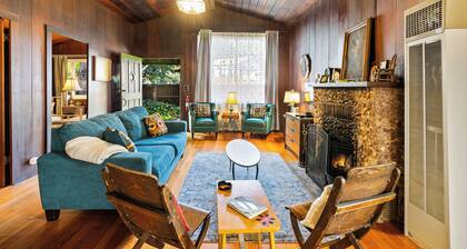 Bay Tree Cottage ~ Rustic, Charming, Centrally Located! Hot tub, Dog Friendly