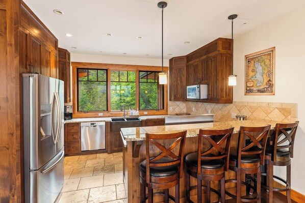 Réfrigérateur, four à micro-ondes, un four, surface de cuisson