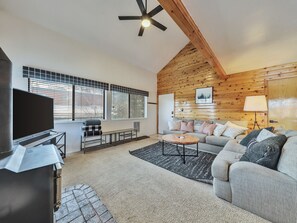 Smart TV, fireplace - Pet & family-friendly condo, by Giant Steps Lifts (Brian Head)