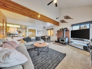 Smart TV, fireplace - Pet & family-friendly condo, by Giant Steps Lifts (Brian Head)