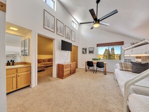 2 bedrooms, free WiFi, bed sheets - Pet & family-friendly condo, by Giant Steps Lifts (Brian Head)