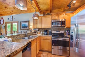 Fridge, microwave, oven, stovetop - Dreamy Smokies cabin with hot tub, fireplace & views! (Gatlinburg)