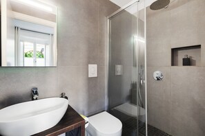 Comfort Double Room, 1 Double Bed, Non Smoking, Private Bathroom | Bathroom | Shower, hair dryer, towels, soap - R.C Vatican View (Rome)