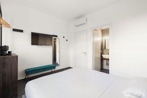 Comfort Double Room, 1 Double Bed, Non Smoking, Private Bathroom | In-room safe, blackout drapes, soundproofing, iron/ironing board - R.C Vatican View (Rome)