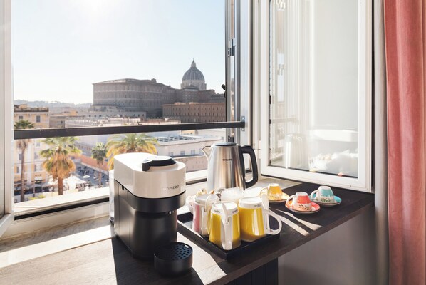 Dreibettzimmer, eigenes Bad, Stadtblick | Zimmersafe, Verdunkelungsvorhänge, schallisolierte Zimmer