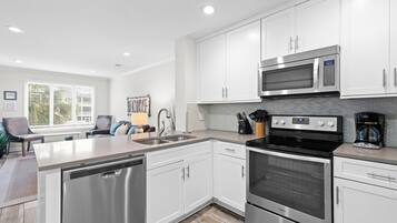 冰箱、微波炉、烤箱、炉灶