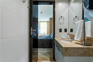 Apartment | Bathroom | Soap, shampoo, toilet paper