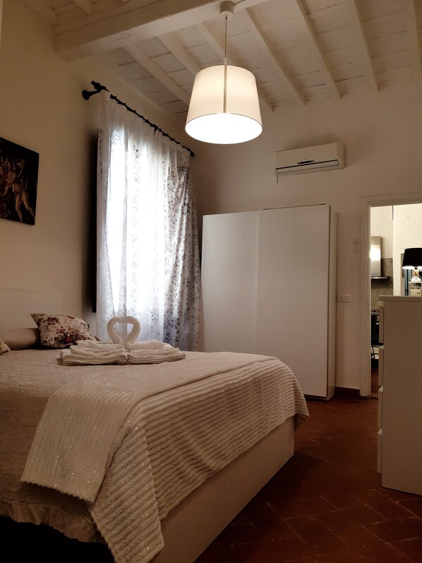 2 bedrooms, iron/ironing board, bed sheets