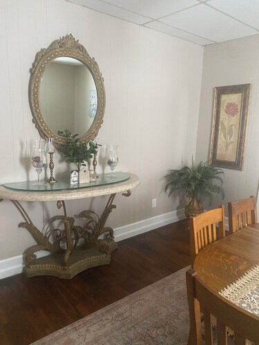Charming 2-bedroom house with WiFi, AC in welcoming Greensburg. 