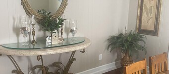 Charming 2-bedroom house with WiFi, AC in welcoming Greensburg.