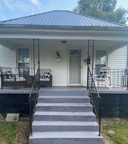 Charming 2-bedroom house with WiFi, AC in welcoming Greensburg. 