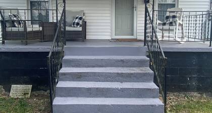Charming 2-bedroom house with WiFi, AC in welcoming Greensburg.