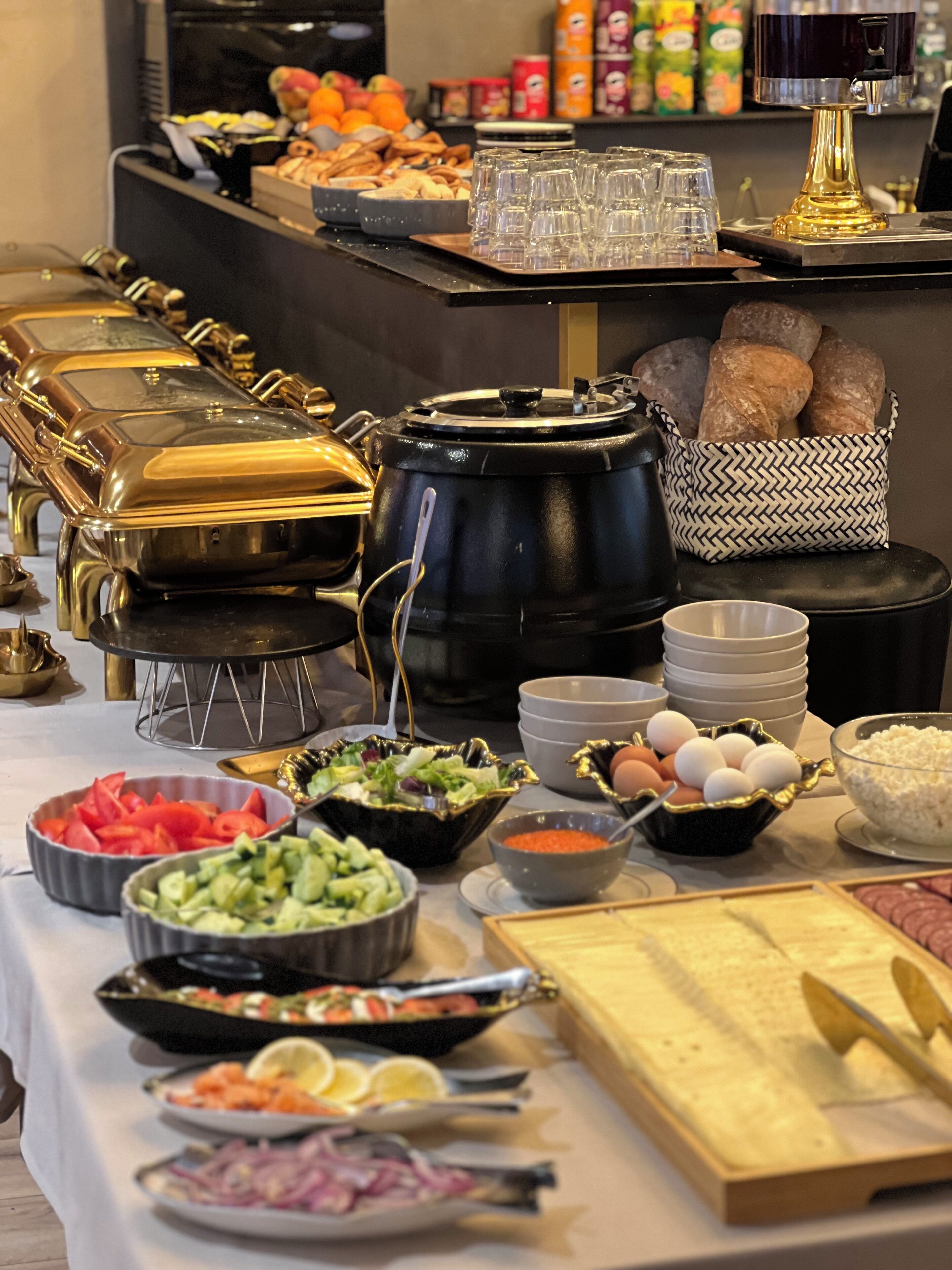 Ein Buffet mit verschiedenen Speisen, darunter Obst, Gemüse und Fertiggerichten.