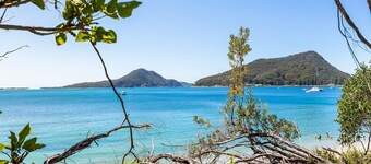 Shoal Shack 72, 72 Tomaree Rd - Pool, Pet Friendly, Wi-Fi, Air Con, Linen