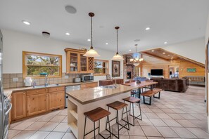 Fridge, microwave, oven, stovetop - Authentic log cabin minutes from Zion NP (Orderville)