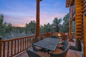 Outdoor dining - Authentic log cabin minutes from Zion NP (Orderville)