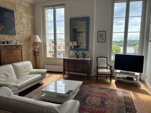 Charming apartment with character in an 18th-century building facing the Garonne River