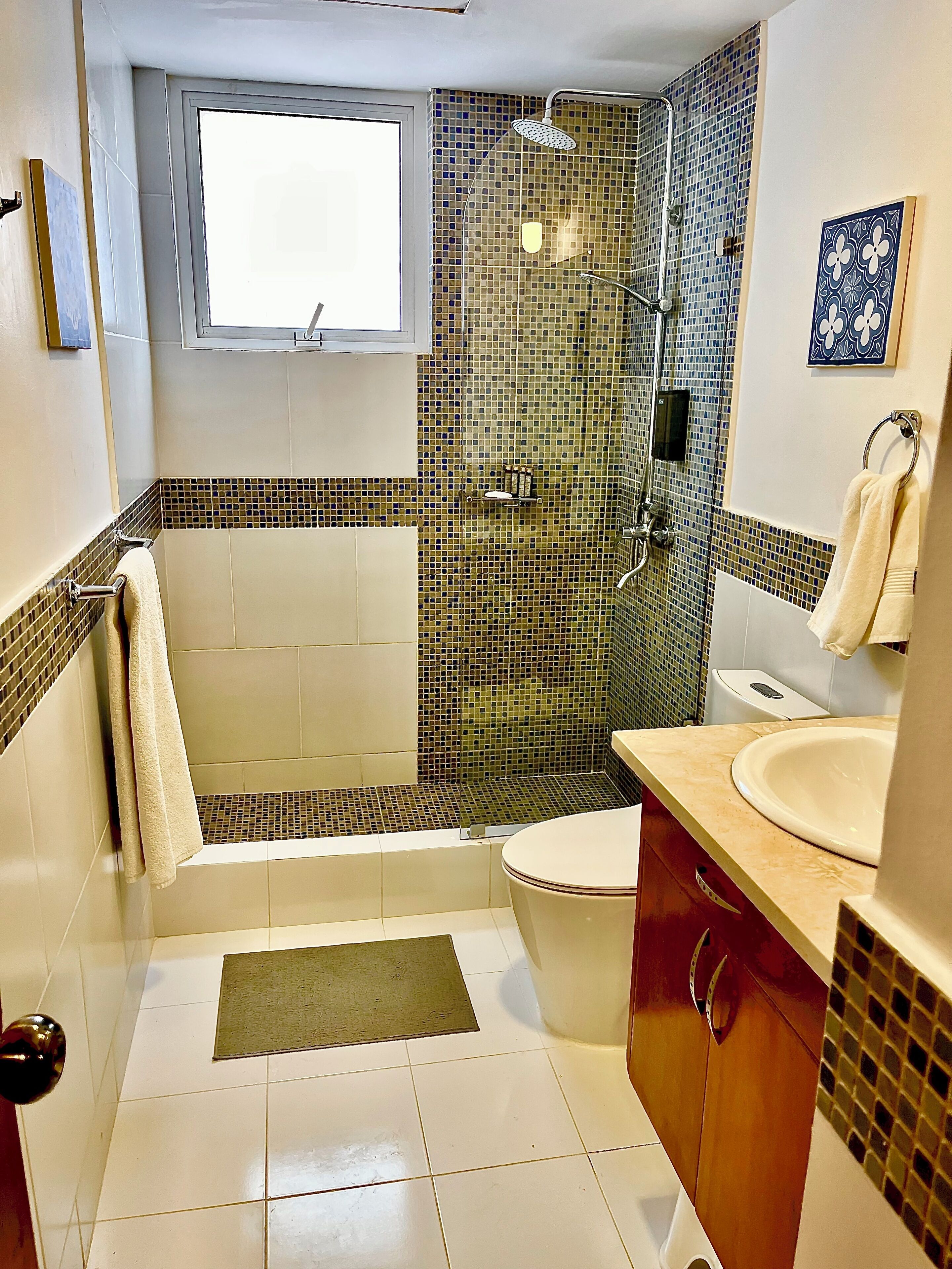 Een badkamer met een bad, toilet en wastafel.