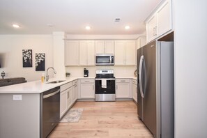 Kjøleskap, mikrobølgeovn, ovn og kokeplater