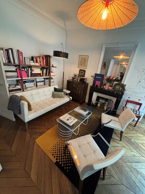 Living area - Central Paris Bohémien and Arty Apt (Paris)