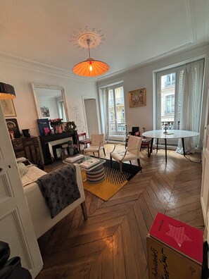 Interior - Central Paris Bohémien and Arty Apt (Paris)