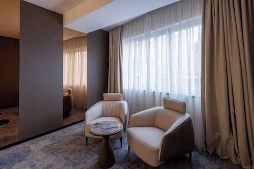 Minibar, coffres-forts dans les chambres, bureau