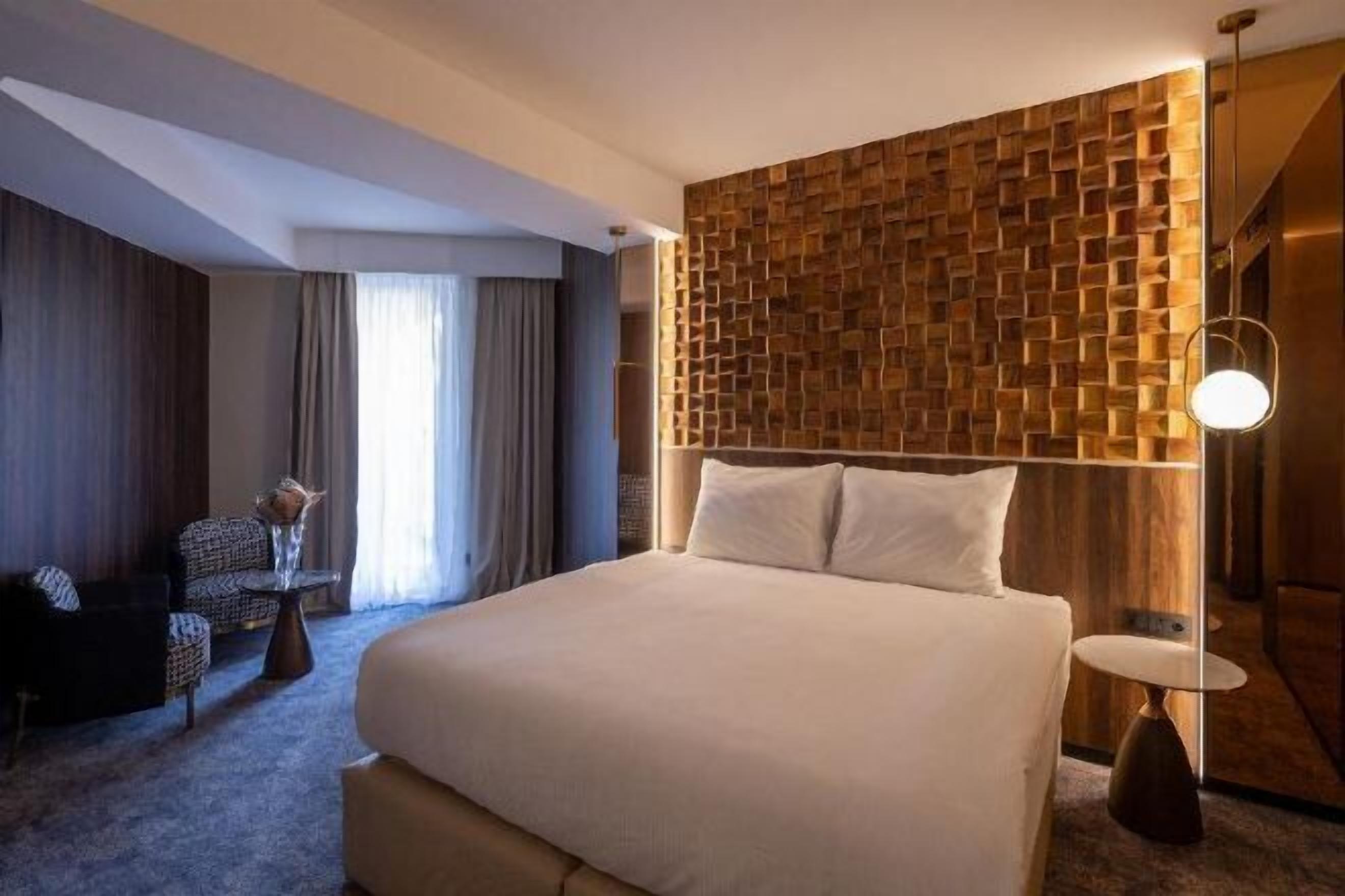 Minibar, in-room safe, desk, laptop workspace