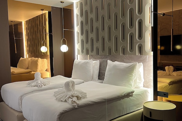 Executive Twin Room | Minibar, in-room safe, desk, laptop workspace