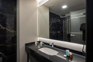 Shower, free toiletries, hair dryer, slippers - Nobel Design Hotel (Belgrade)