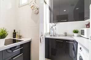 Fridge, microwave, stovetop, coffee/tea maker