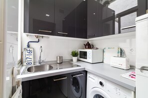 Fridge, microwave, stovetop, coffee/tea maker - Beautiful apartment in the center, near the Royal Palace - Cuore Apartments (Madrid)