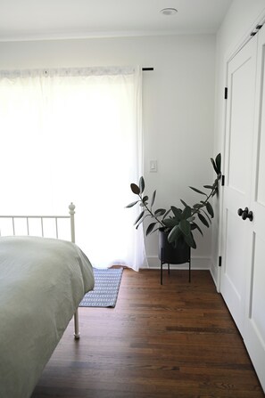 2 habitaciones, tabla de planchar con plancha, cuna de viaje y wifi