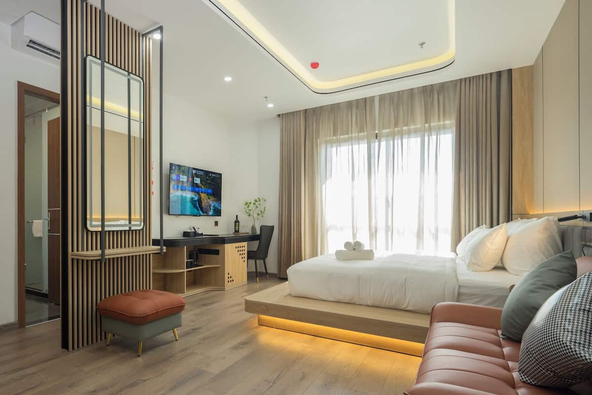 Deluxe Suite, Balcony, City View | 1 bilik tidur, langsir/tirai gelap terus, kalis bunyi