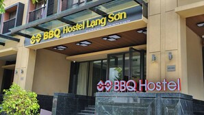 Un bâtiment sur lequel est apposée une enseigne indiquant « BBQ Hostel Lang Son ».