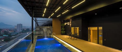 2 outdoor pools