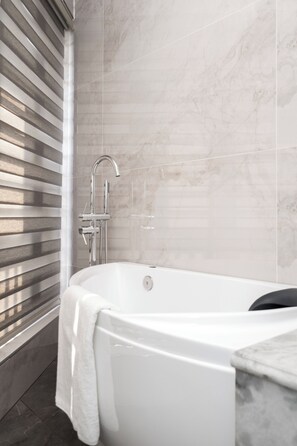 Deluxe-Suite, Balkon, Stadtblick | Badezimmer | Haartrockner, Hausschuhe, Handtücher, Seife