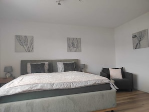 1 soverom, strykejern/-brett, reiseseng for barn og wi-fi (inkludert)