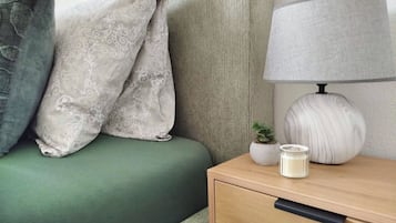 1 habitación, tabla de planchar con plancha y cuna de viaje