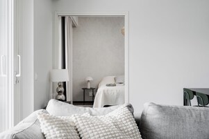 Apartamento, sacada, vista para a cidade | 1 quarto, cortinas blackout, quartos à prova de som