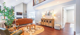 AV40, Beautiful New Home! Fireplace, Hot tub!