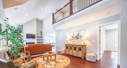 1/4 mile to Timberline! Fireplace, Hot tub!