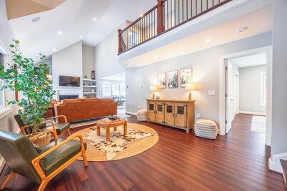 AV40, Beautiful New Home! Fireplace, Hot tub!