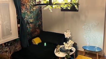 Smart-tv, tafelvoetbal, boeken en een stereo