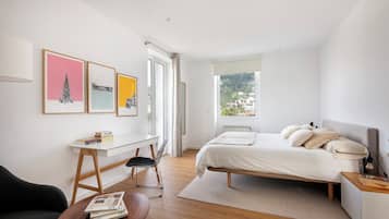 4 slaapkamers, een strijkplank/strijkijzer, internet, beddengoed