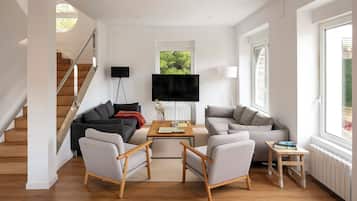 Een televisie en een stereo