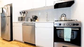 Een koelkast, een kookplaat, een vaatwasser