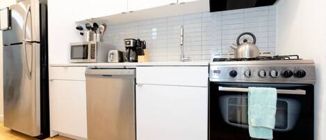 Kylskåp, spishäll, diskmaskin och kaffe- och tebryggare