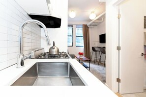 Réfrigérateur, plaque de cuisson, lave-vaisselle, cafetière/bouilloire