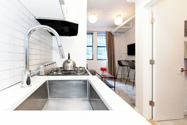 Refrigerador, parrilla de estufa, lavavajillas y cafetera y tetera 