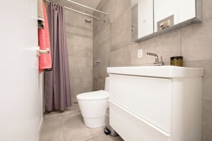 Douche, sèche-cheveux, serviettes fournies